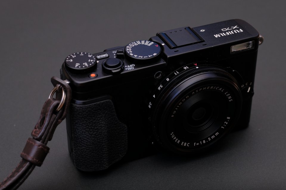 フジフィルム　X70  単焦点　コンパクトデジタルカメラ